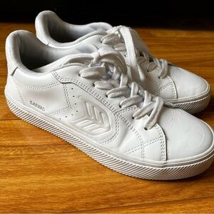 Cariuma Salvas white leather sneaker. women 8.5/mens 7